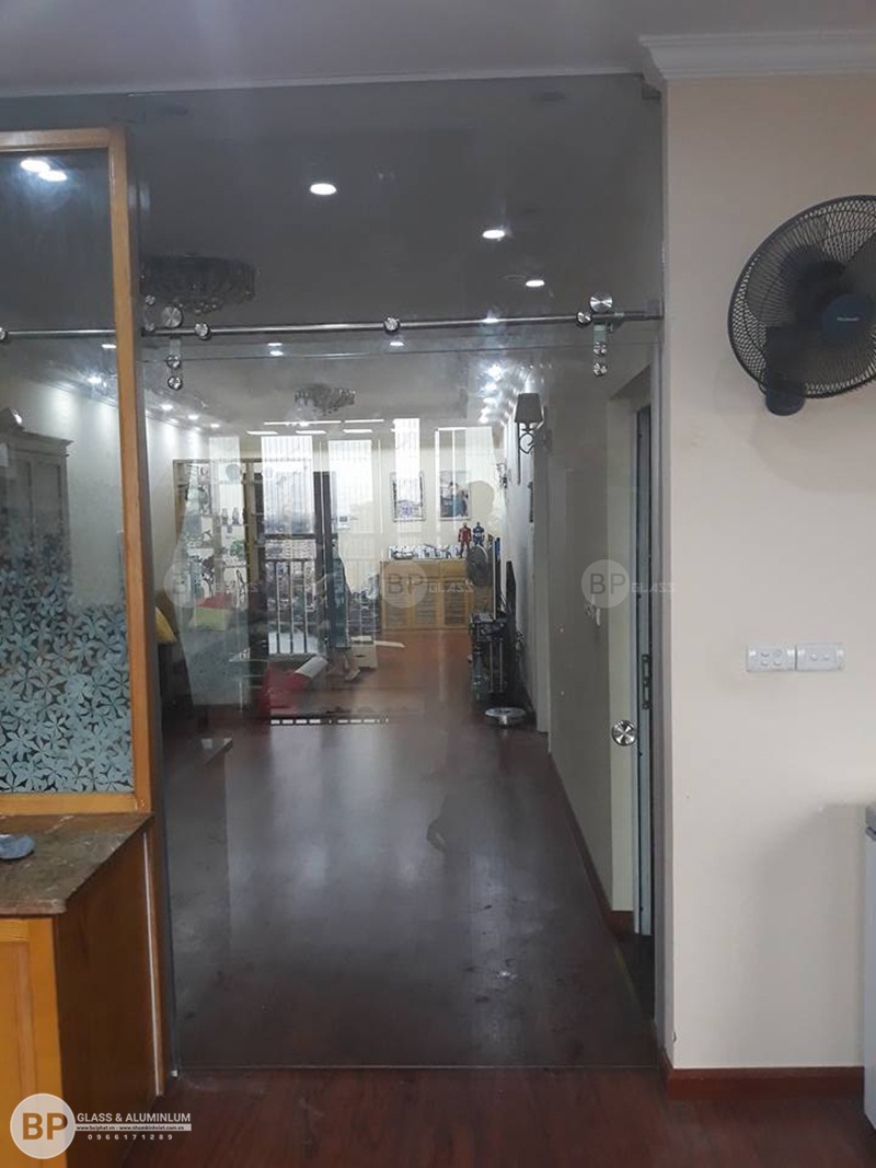 thi công lắp đặt cửa kính lùa phi 25 Chị Quý 165 Thái Hà